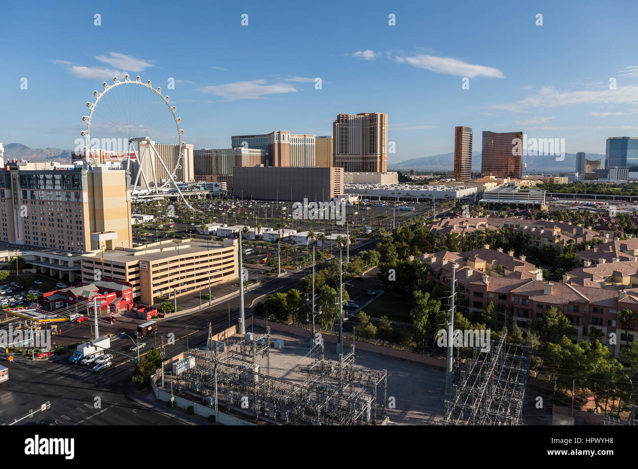Las Vegas, Nevada, USA - 10. Juni 2015: Klare Wüste Morgen Sicht der Resort-Türme und das High Roller-Riesenrad. Stockfoto