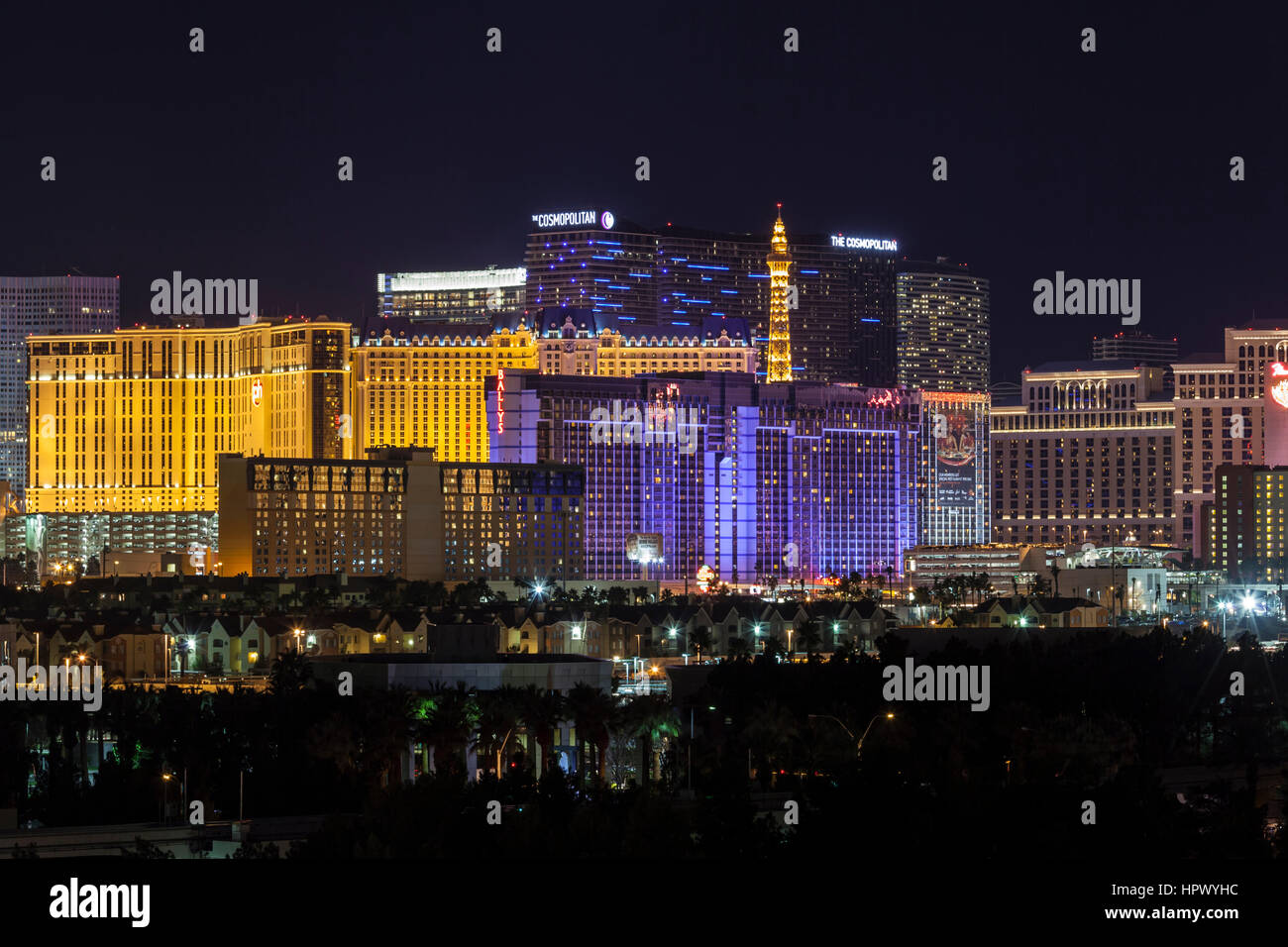 Redaktionelle Nachtansicht Cosmopolitan, Ballys, Paris und anderen Casino-resorts am Las Vegas Strip. Stockfoto