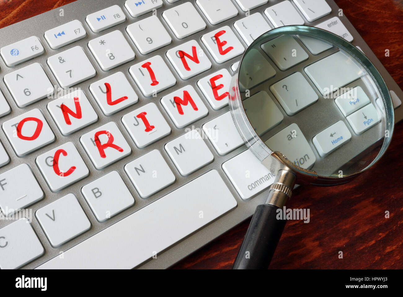 Online-Kriminalität auf einer Tastatur geschrieben. Stockfoto