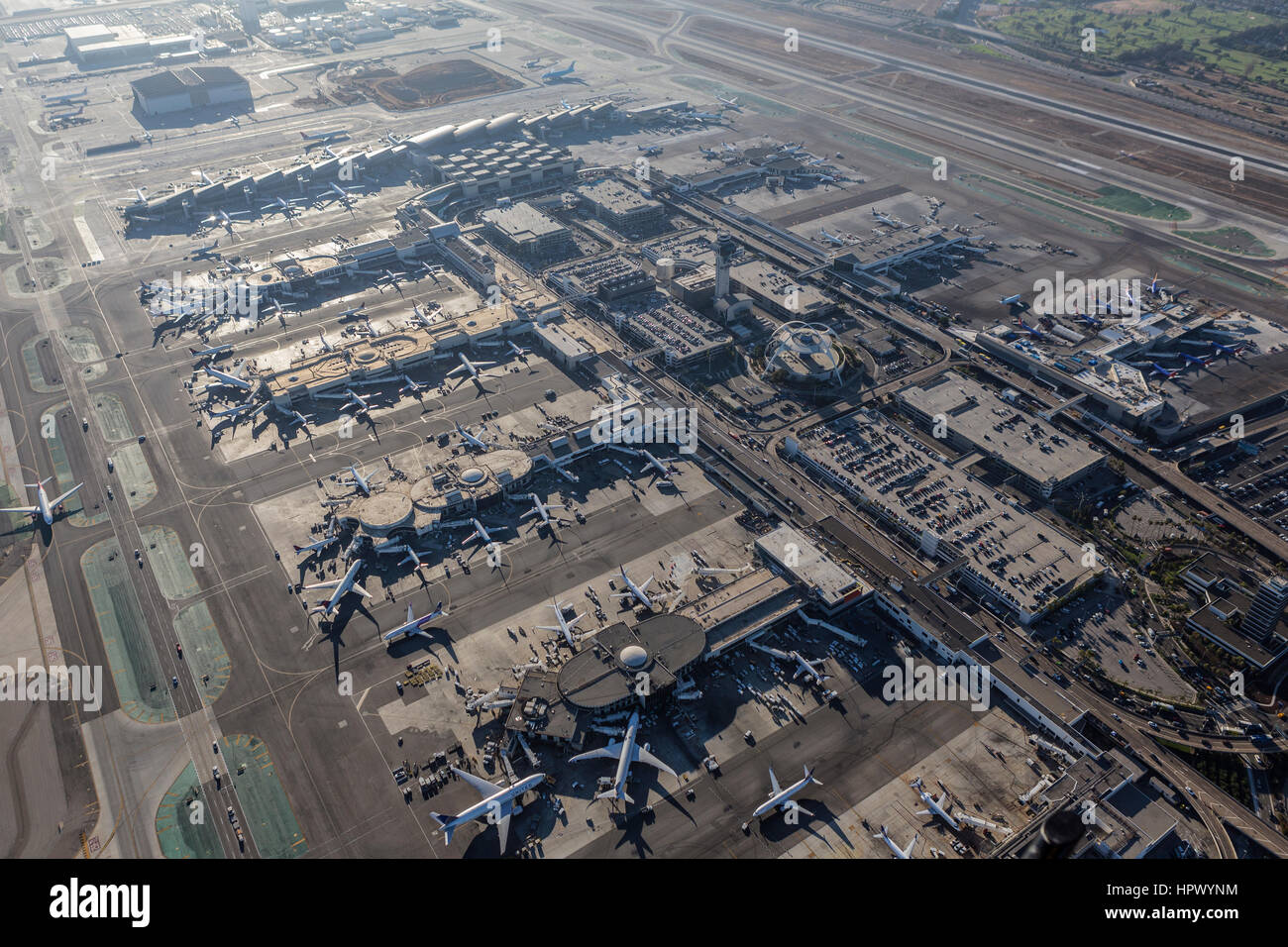 Los Angeles, Kalifornien, USA - 16. August 2016: Luftaufnahme des geschäftigen LAX Klemmen, Kontrollturm und Parkhäuser. Stockfoto