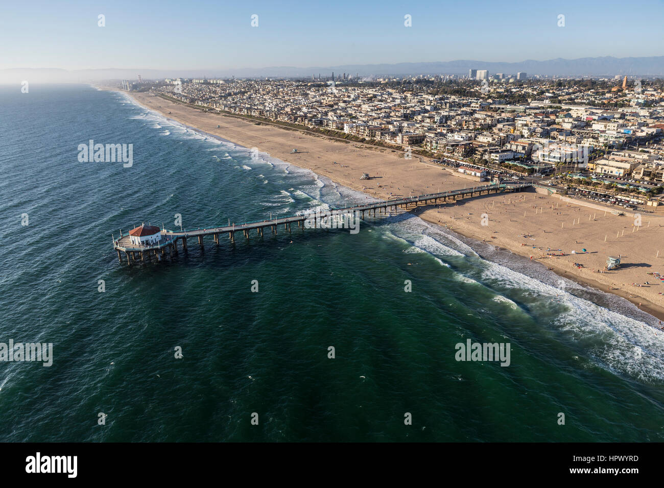 Manhattan Beach, Kalifornien, USA - 16. August 2016: Luftaufnahme des Manhattan Beach Pier in der Nähe von Los Angeles in Südkalifornien. Stockfoto