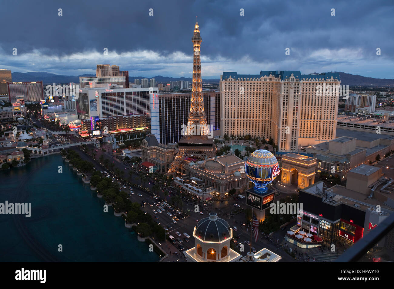 Las Vegas, Nevada, USA - 6. Oktober 2011: Dämmerung Blick auf Caesars Palace, Paris und anderen Resorts am Las Vegas Strip entlang. Stockfoto