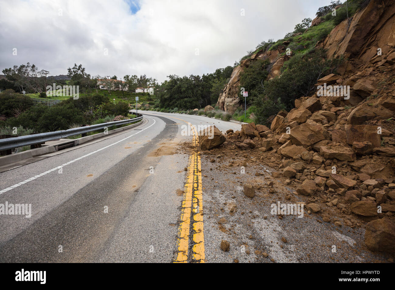 Wintersturm im Zusammenhang mit Rock Folie blockierende Santa Susana Passstrasse in Los Angeles, Kalifornien. Stockfoto