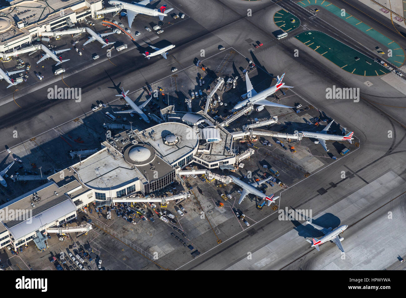 Los Angeles, Kalifornien, USA - 16. August 2016: Am Nachmittag Luftaufnahme des Jet-Flugzeuge und Terminals am Flughafen LAX. Stockfoto