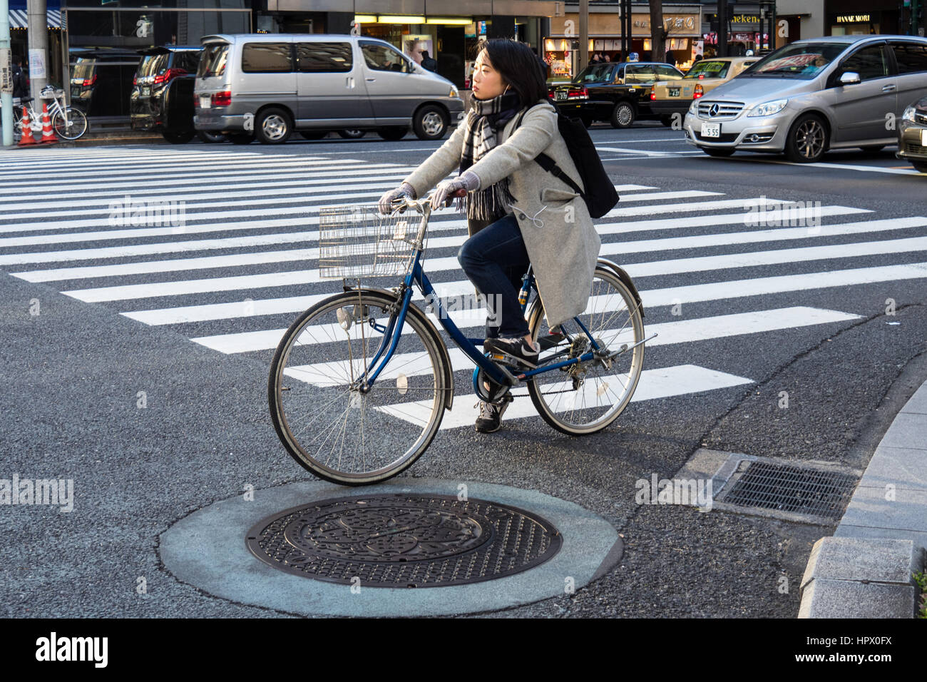 Japanische weibliche Radfahrer pendeln mit dem Fahrrad in Ginza, Tokio. Stockfoto