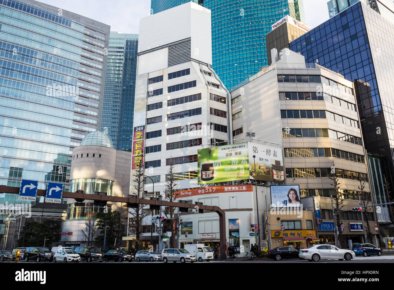 Gläserne Türme und große Kreuzung Chuo Dori und Showa Dori, Minato, Tokio. Stockfoto
