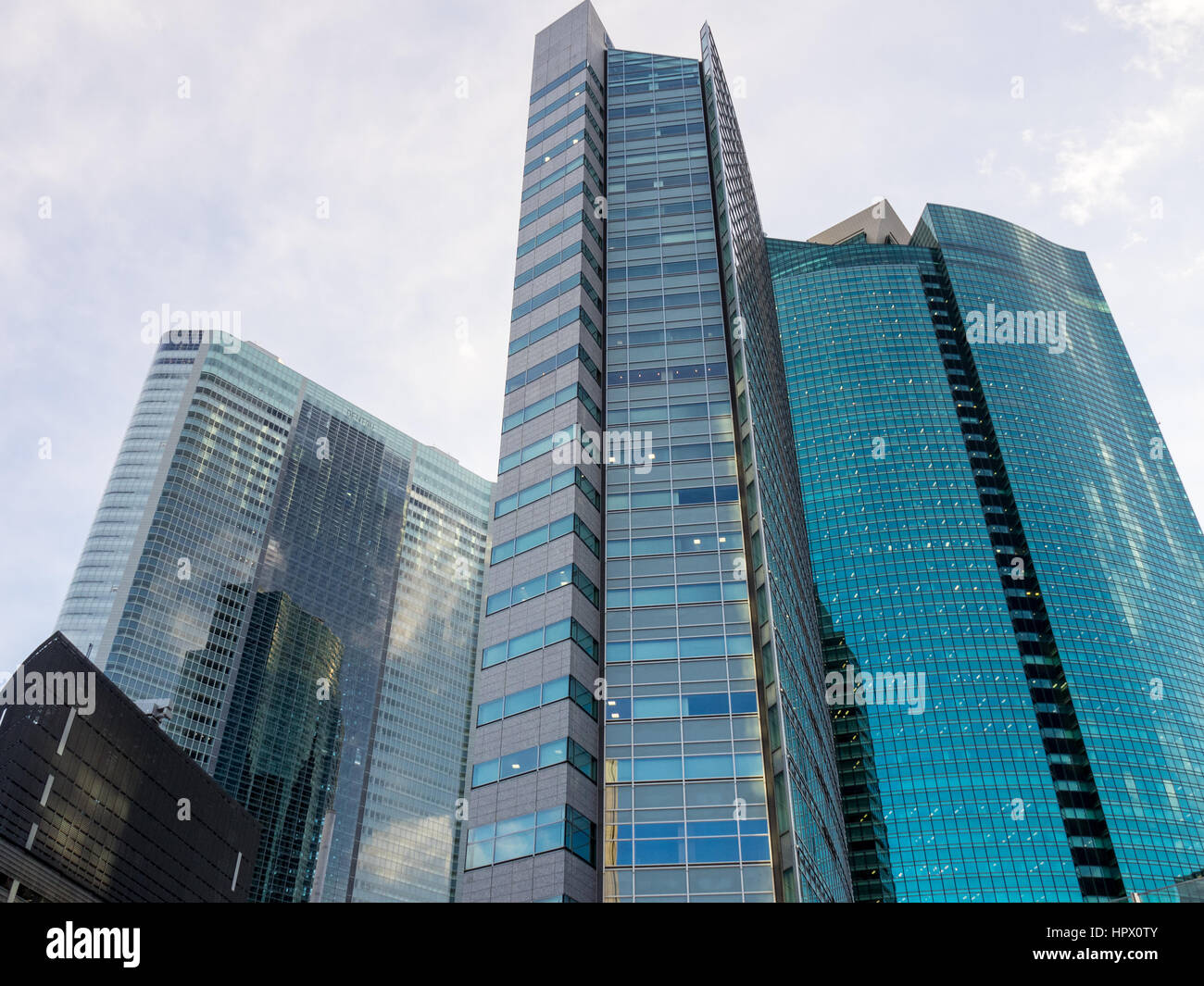 Glasfassade des Büros Türme in Minato, Tokio. Stockfoto