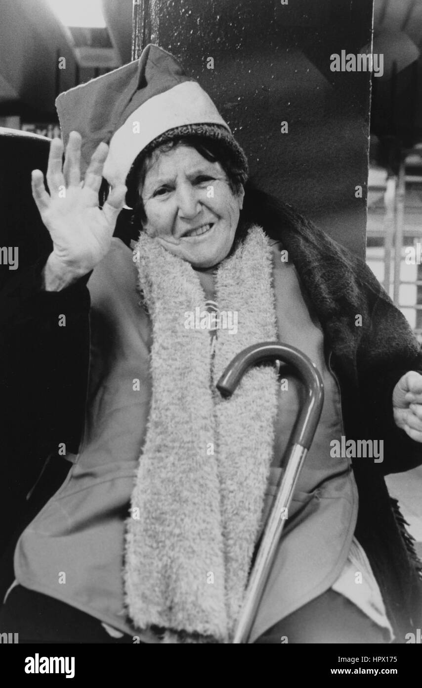 Eine Seniorin im Bahnhof in Jackson Heights, New York Stockfoto