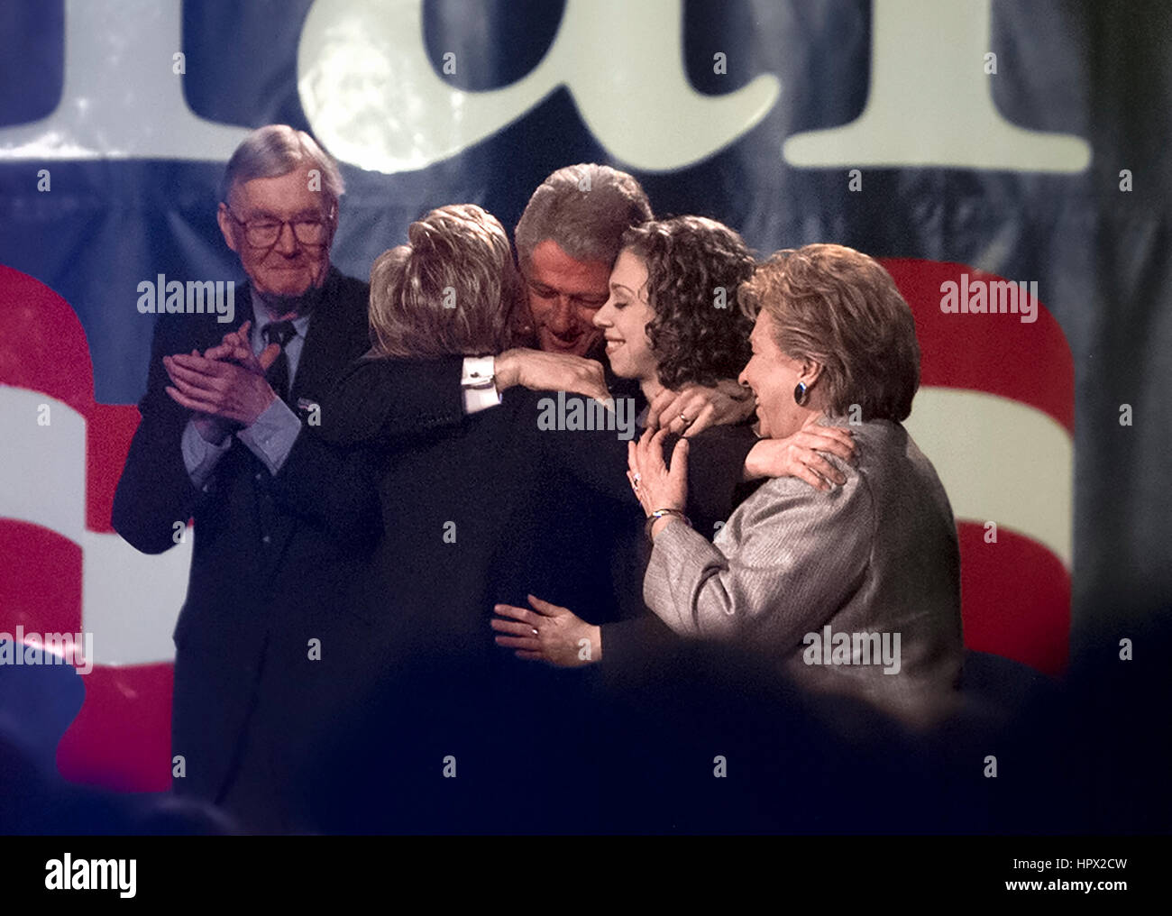 First Lady Hillary Clinton (2. L) schmiegt sich an ihren Mann Präsident Bill Clinton (3. R), Tochter Chelsea Clinton (2. R) und Mutter Dorothy Rodham (R) nach ihrer Rede am Purchase College, State University of New York, 6. Februar 2000 in Purchase, New York, kündigt ihre Kandidatur für die demokratischen Senat Rennen im Zustand. Auf der linken Seite ist New York Senator Daniel Patrick Moynihan. Foto von Francis Specker Stockfoto