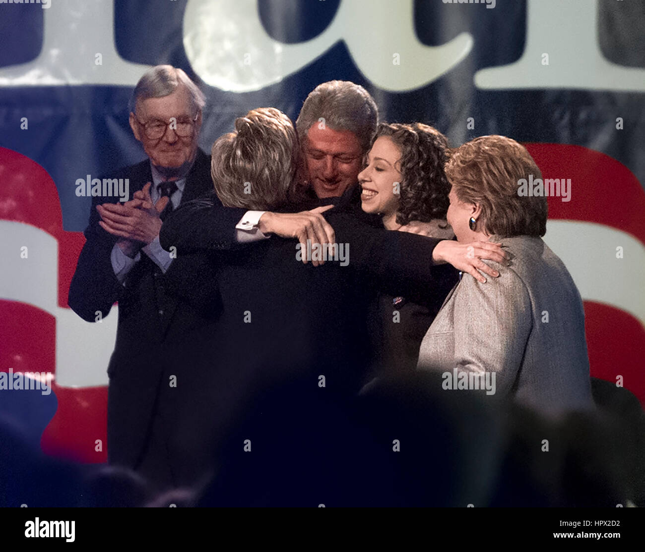 First Lady Hillary Clinton (2. L) schmiegt sich an ihren Mann Präsident Bill Clinton (3. R), Tochter Chelsea Clinton (2. R) und Mutter Dorothy Rodham (R) nach ihrer Rede am Purchase College, State University of New York, 6. Februar 2000 in Purchase, New York, kündigt ihre Kandidatur für die demokratischen Senat Rennen im Zustand. Auf der linken Seite ist New York Senator Daniel Patrick Moynihan. Foto von Francis Specker Stockfoto