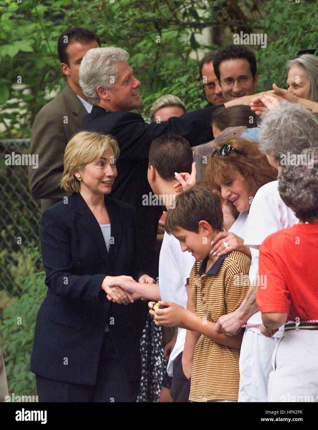 Präsident Bill Clinton und First Lady Hillary Clinton begrüßen die Bewohner von New Rochelle, New York, während sie am 15. August 1999 auf der Hausjagd waren. Stockfoto