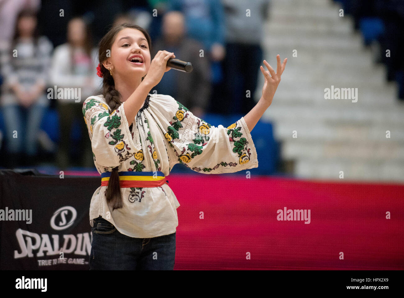 31. Januar 2016: Junges Mädchen singen der rumänischen Nationalhymne zu Beginn des LNBM - Herren Basketball-Bundesliga Rumänien Spiel zwischen Steaua CSM EximBank Bukarest (ROU) Vs CS Dinamo Bukarest (ROU) in Polyvalent Sporthalle in Bukarest, Rumänien ROU.   Foto: Cronos/Catalin Soare Stockfoto