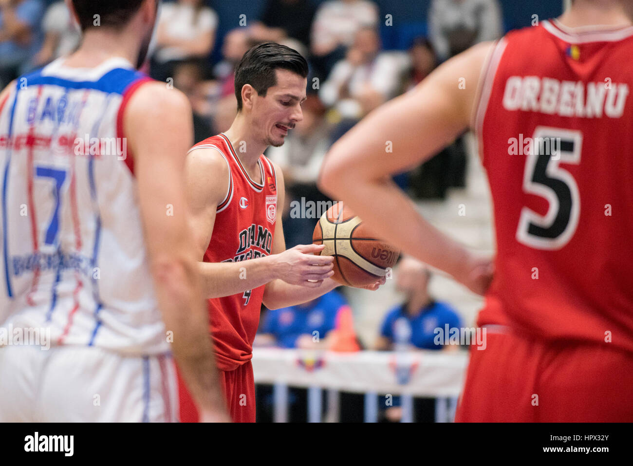 31. Januar 2016: Marko Sutalo #4 CS Dinamo Bukarest während der LNBM - Herren Basketball-Bundesliga Rumänien Spiel zwischen Steaua CSM EximBank Bukarest (ROU) Vs CS Dinamo Bukarest (ROU) in Polyvalent Sporthalle in Bukarest, Rumänien ROU.   Foto: Cronos/Catalin Soare Stockfoto