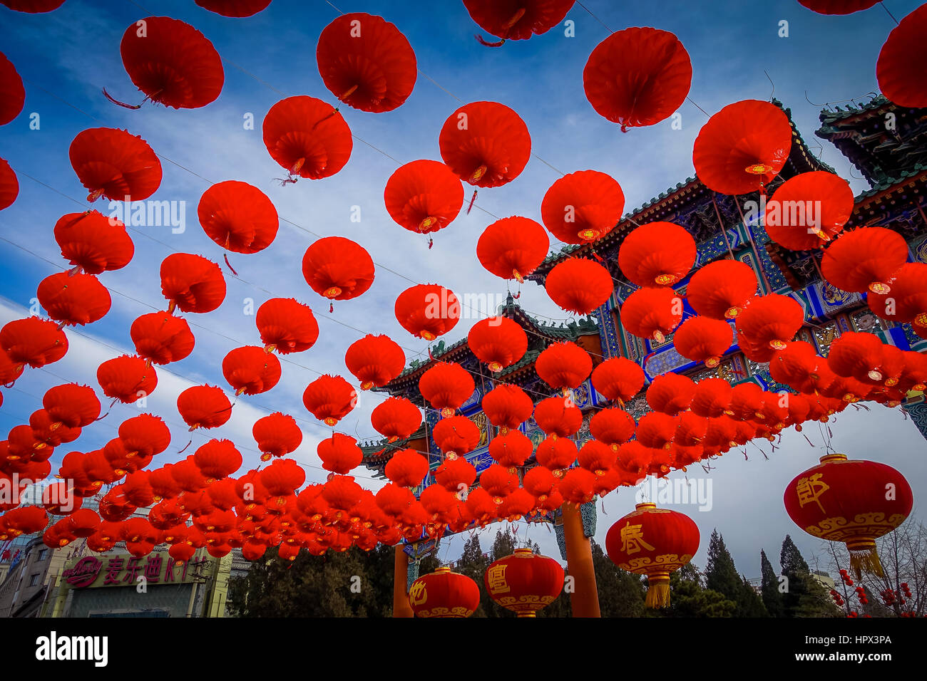 Peking, CHINA - 29. Januar 2017: Silvester Feier Festival im Tempel der Erde Park besuchen, viele rote Dekorationen, Musik und Theater fungiert, t Stockfoto