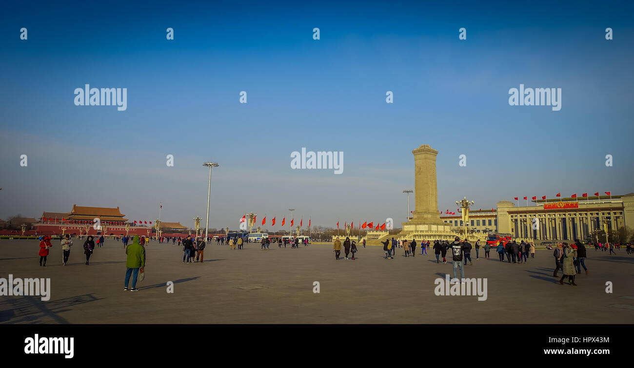 Peking, CHINA - 29. Januar 2017: Denkmal für die Helden, hohe Konstruktion am Tianmen Platz, wunderschönen blauen Himmel. Stockfoto