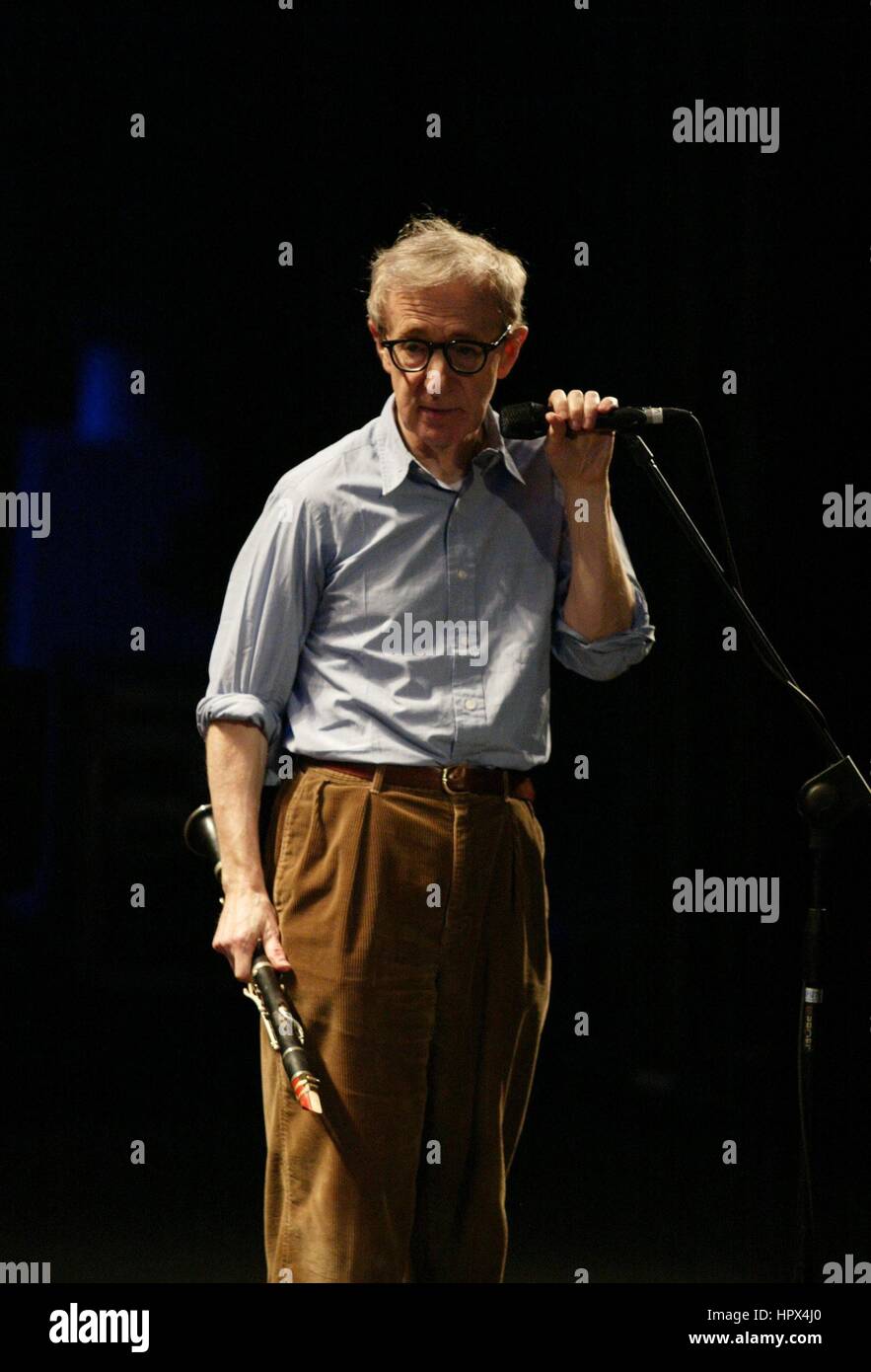 Woody Allen und seiner New Orleans Jazz Band am Teatro Arcimboldi Theatre in Mailand, Italien Band durchführen: Woody Allen (Klarinette), Eddy Davis (Banjo, musikalischer Leiter), Helene Fowkes (Kontrabass), Robert Garcia (Schlagzeug), Cynthia Sayer (Klavier), Simon Wettenhal Stockfoto