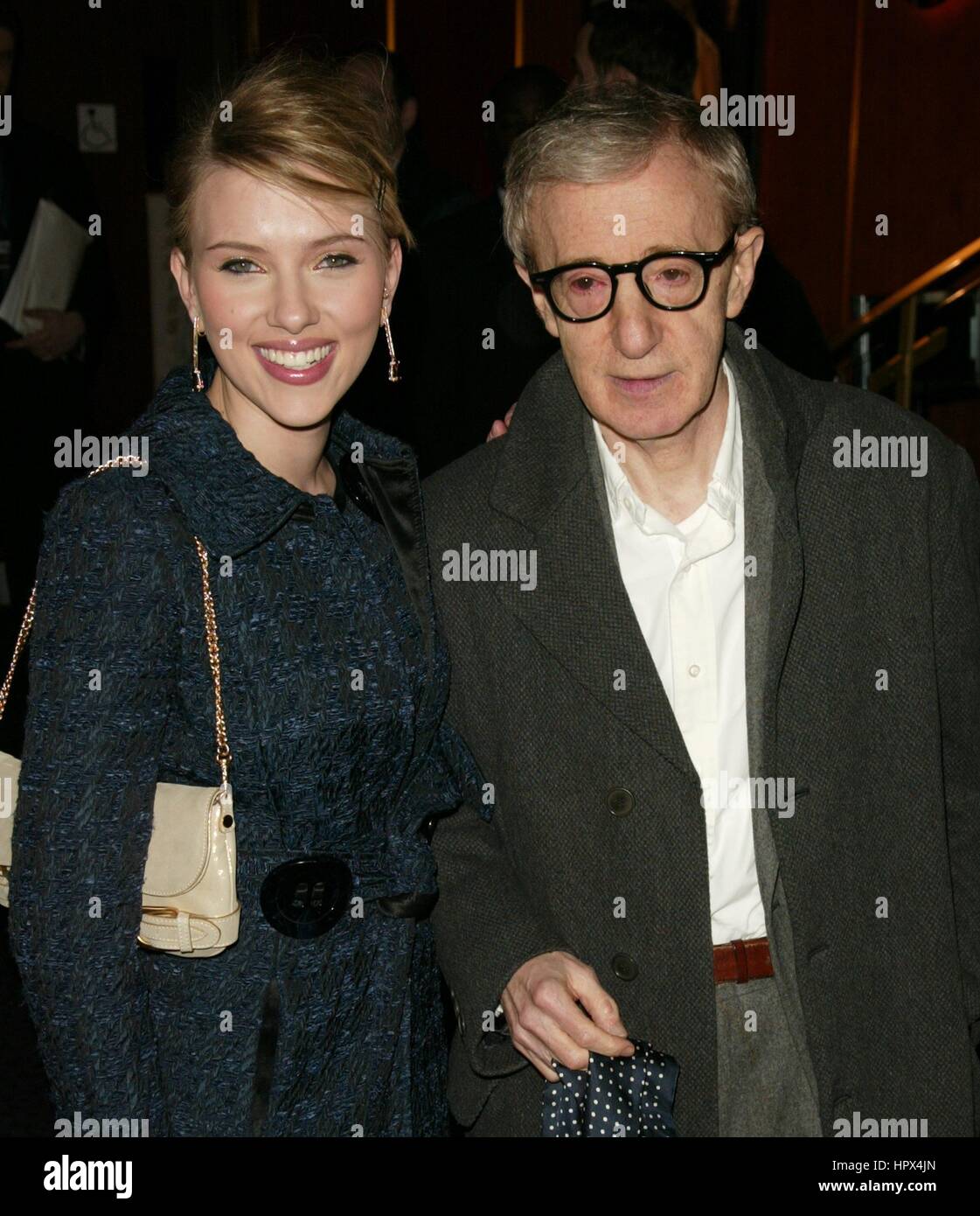 Scarlett Johansson und Woody Allen kommt bei der britischen Premiere screening auf "Match Point" bei der Curzon Mayfair mit einer after-Party im Asprey im 18. Dezember 2005 in London, England Stockfoto