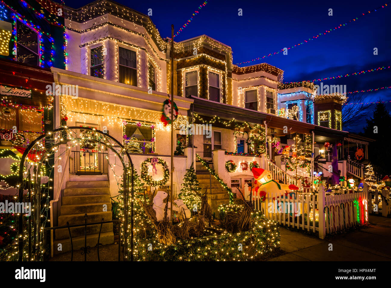 Das Miracle on 34th Street Weihnachtsbeleuchtung in der Nacht in Hampden, Baltimore, Maryland. Stockfoto