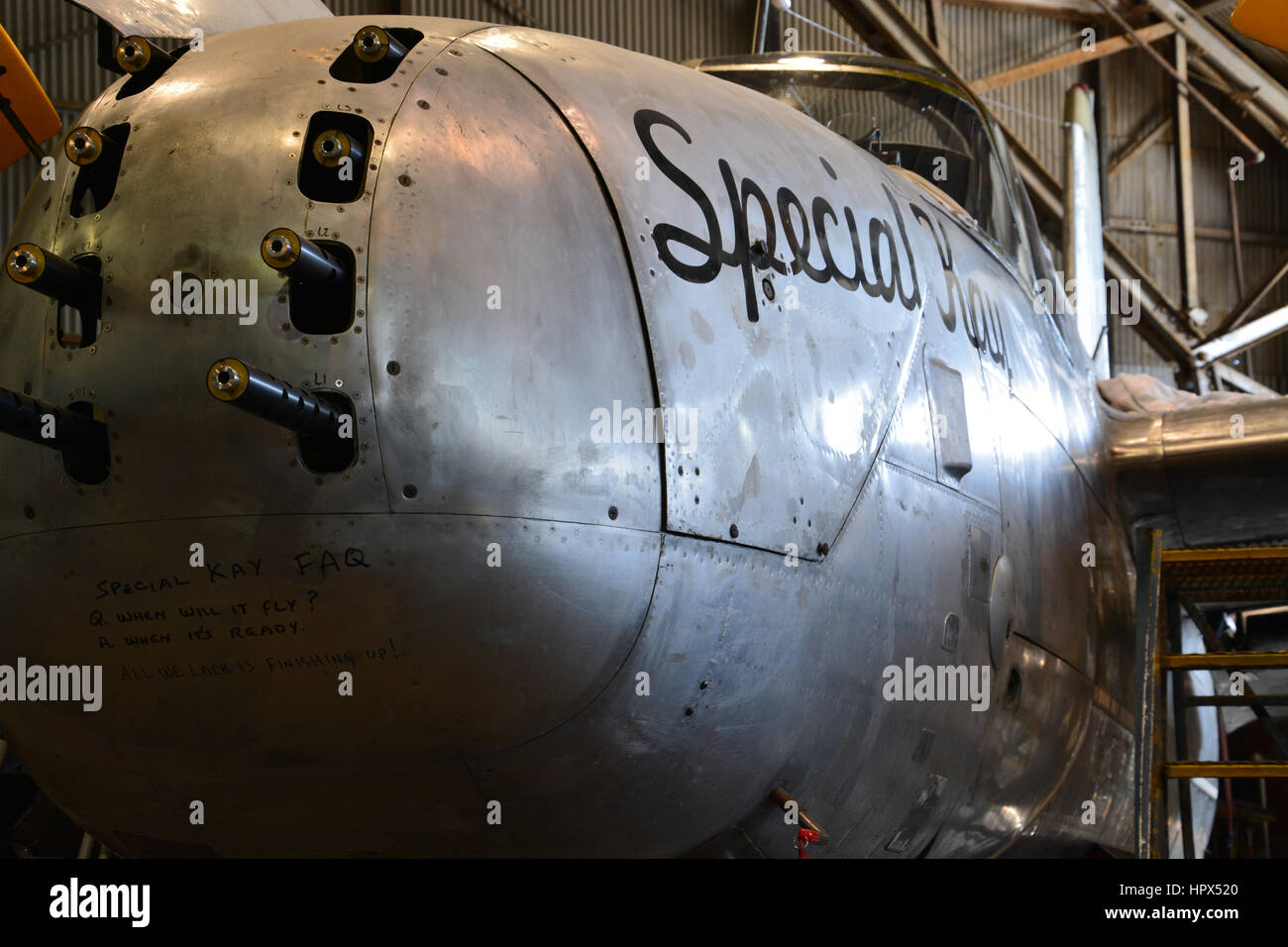 Nahaufnahme von einer Douglas B - 26K Invader leichte Bomber Bugnase Restaurierung im Musée Vintage fliegen am Flughafen Meacham in Fort Worth Texas unterziehen. Stockfoto