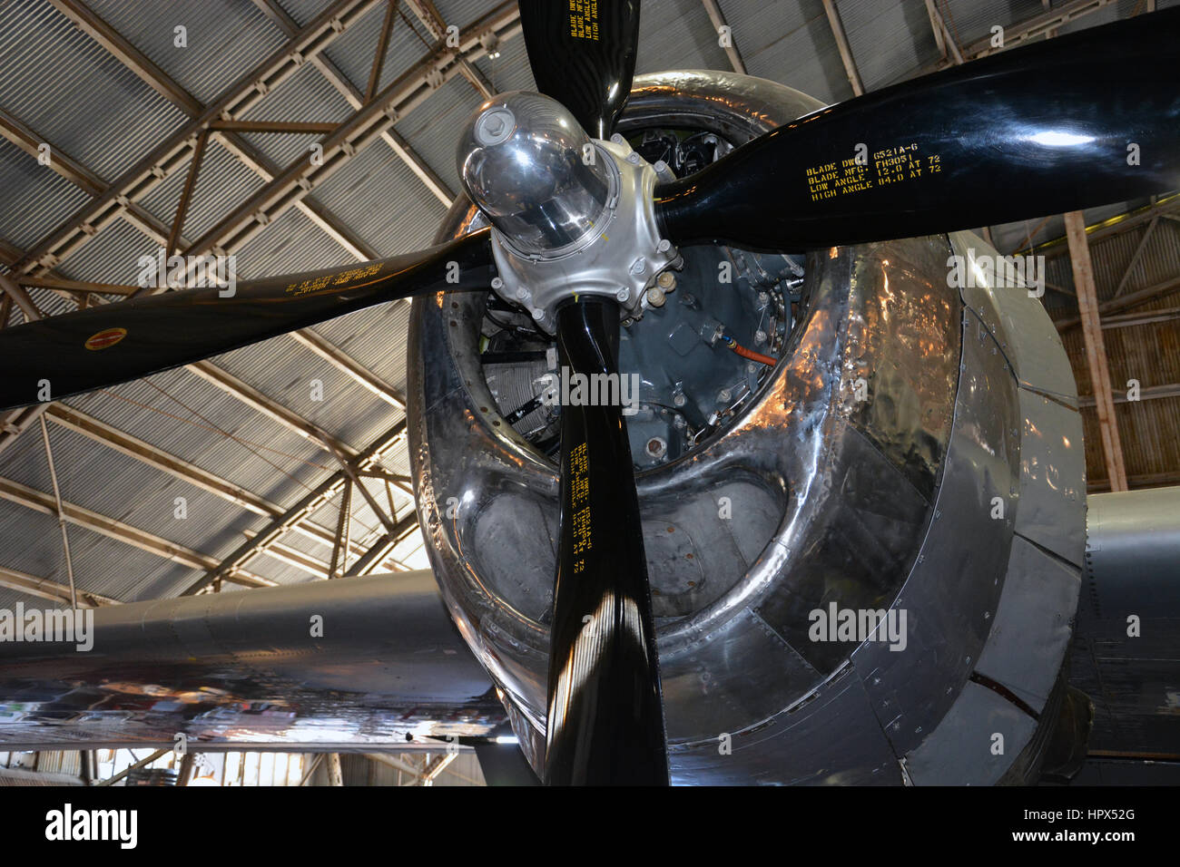 Die B29 Superfortress "FiFi" gewartet in der Nebensaison im Musée Vintage fliegen. FiFi ist eine der 2 B29s links fliegen. Stockfoto