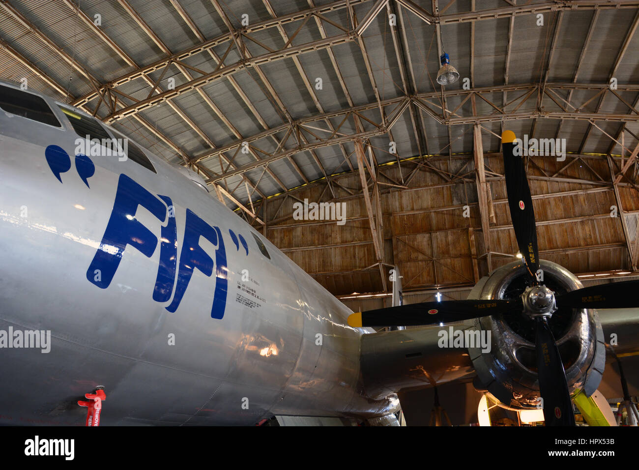Die B29 Superfortress "FiFi" gewartet in der Nebensaison im Musée Vintage fliegen. FiFi ist eine der 2 B29s links fliegen. Stockfoto