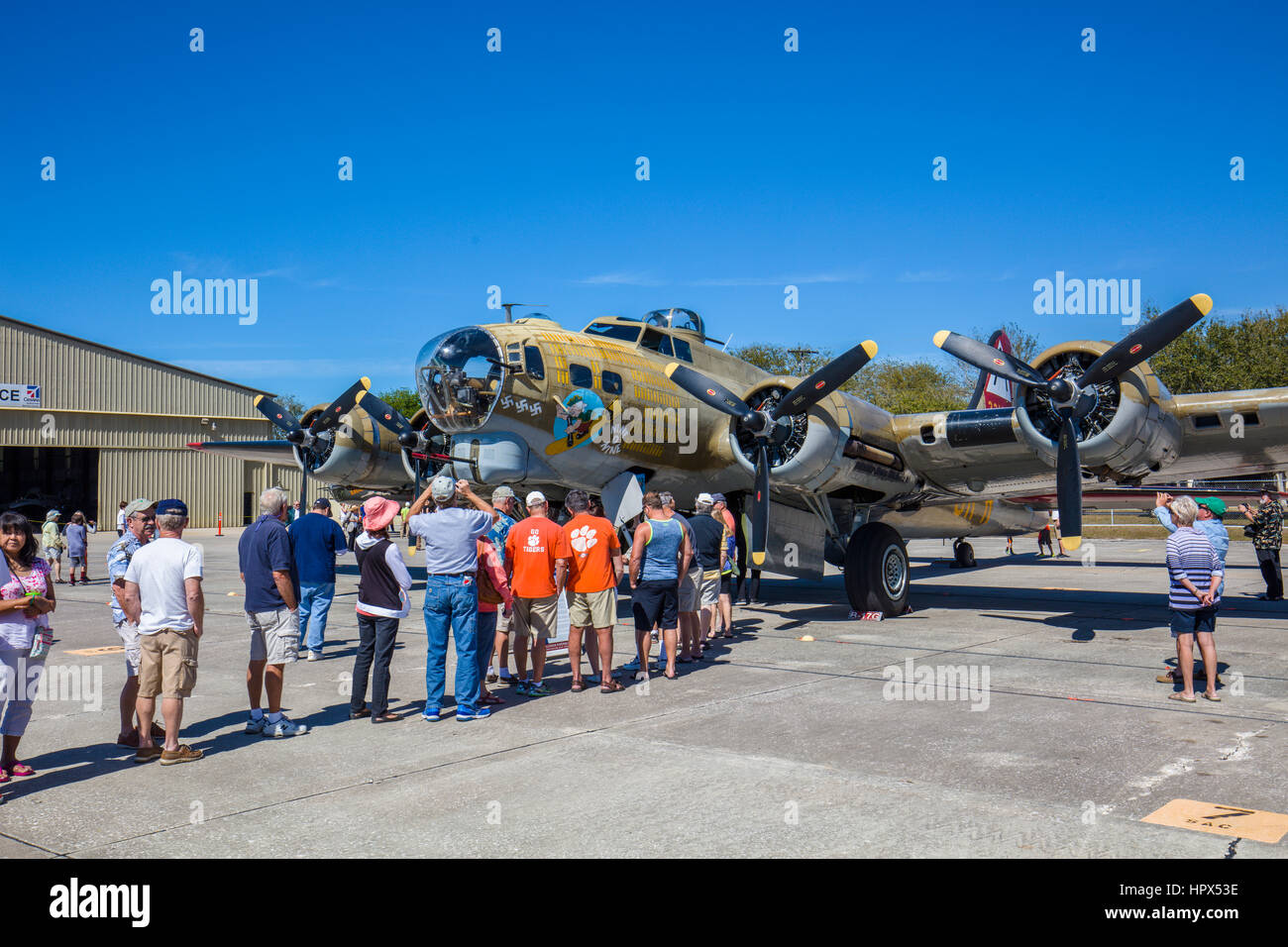 B-17 Flying Fortress Bomber am Flügel des FreedomTour der historischen Oldtimer WWII Krieg Flugzeuge am Flughafen Venedig in Venedig Florida Stockfoto