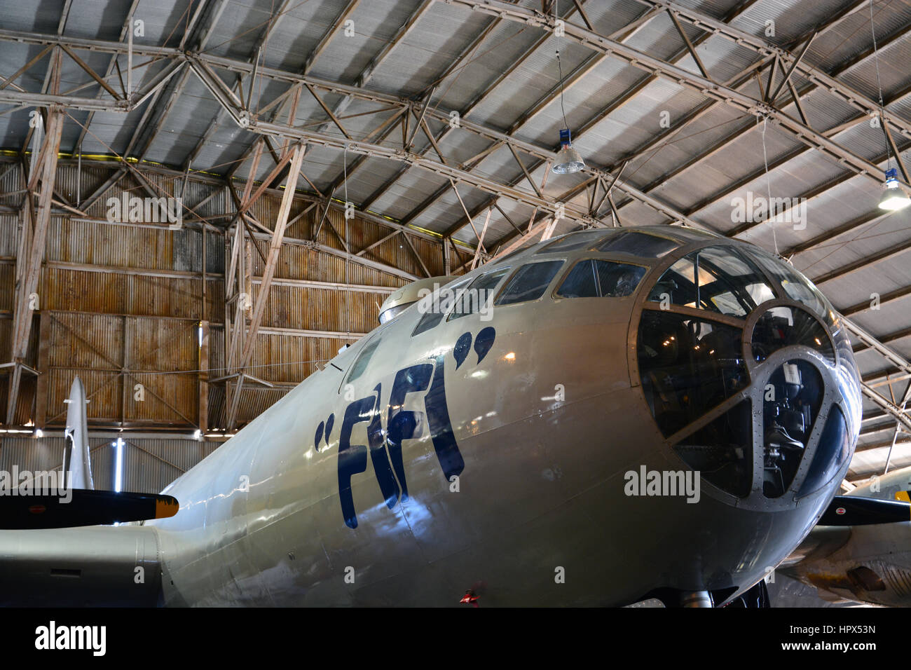 Die B29 Superfortress "FiFi" gewartet in der Nebensaison im Musée Vintage fliegen. FiFi ist eine der 2 B29s links fliegen. Stockfoto