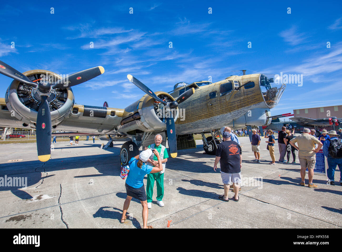 B-17 Flying Fortress Bomber am Flügel des FreedomTour der historischen Oldtimer WWII Krieg Flugzeuge am Flughafen Venedig in Venedig Florida Stockfoto