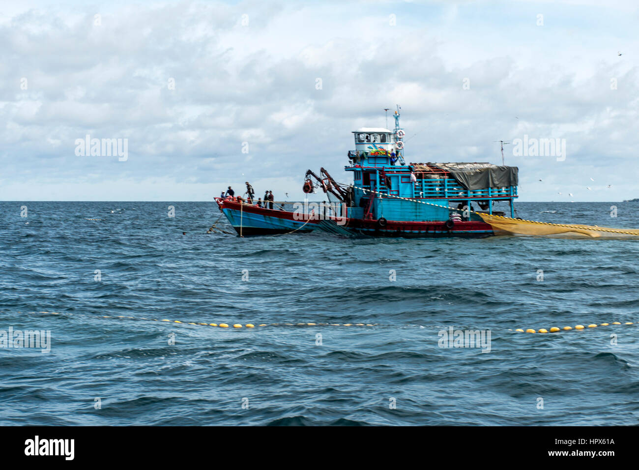 Angeln Boot große Fischer mit Fisch riesigen Netz auf das blaue Meer fangen  Fische Stockfotografie - Alamy