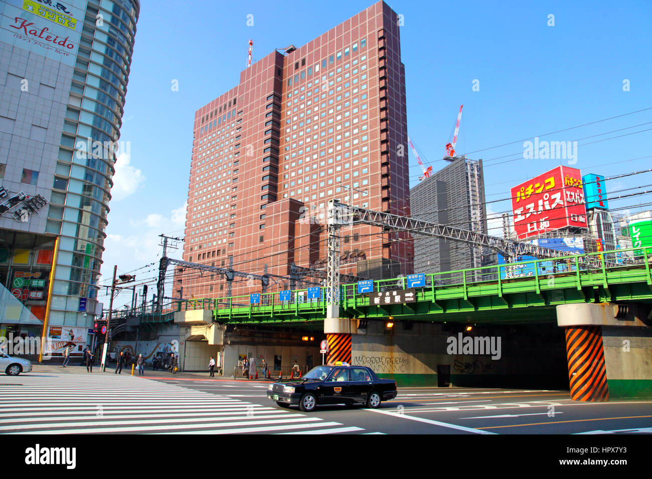 Yamanote Linie Eisenbahnbrücke über Ome Kaido Avenue in Shinjuku Tokyo Japan Stockfoto