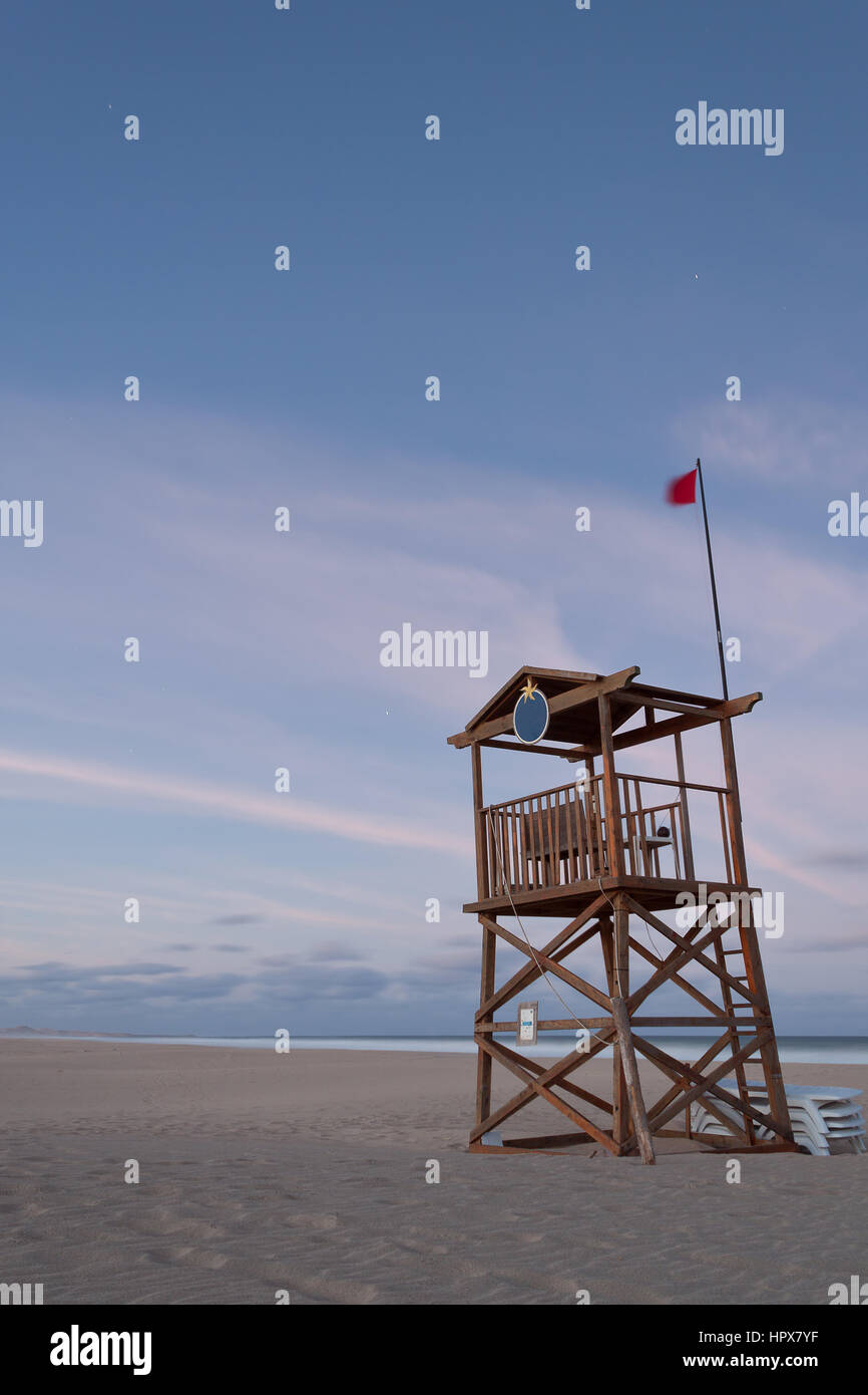 Ein Rettungsschwimmer-Turm auf einem Sandstrand Stockfoto