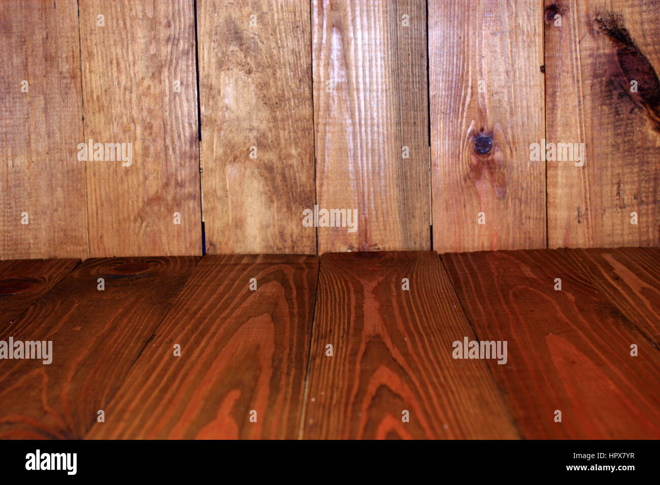 Tisch aus vertikalen und horizontalen braunen Holzbretter Stockfoto
