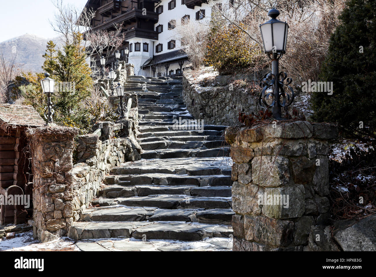 Steintreppe auf die traditionelle Stadt Stockfoto