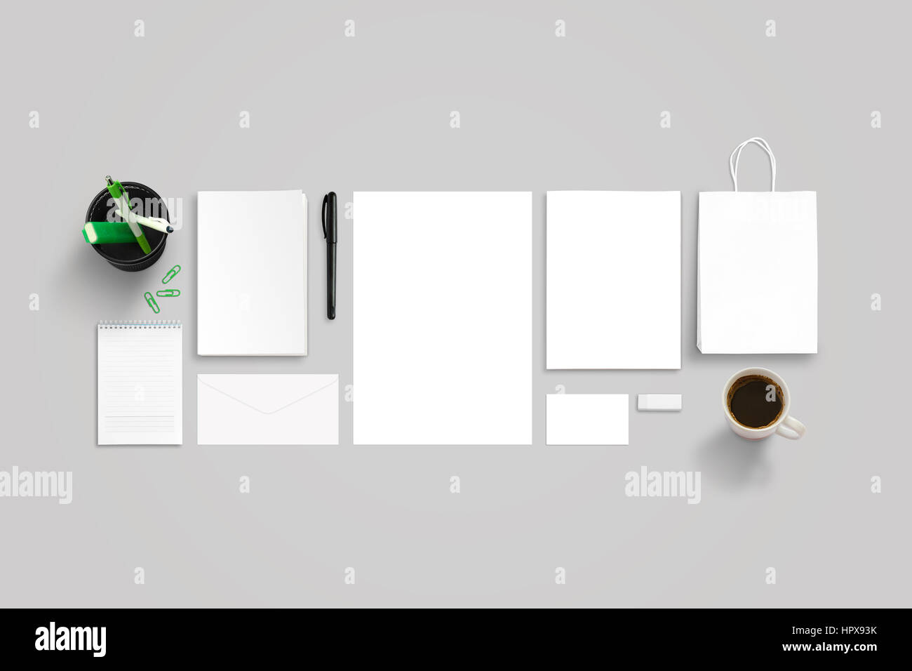 Saubere Schreibwaren und Büroartikel auf grauen Schreibtisch. Draufsicht auf isolierte Objekte für branding-Präsentation. Stockfoto