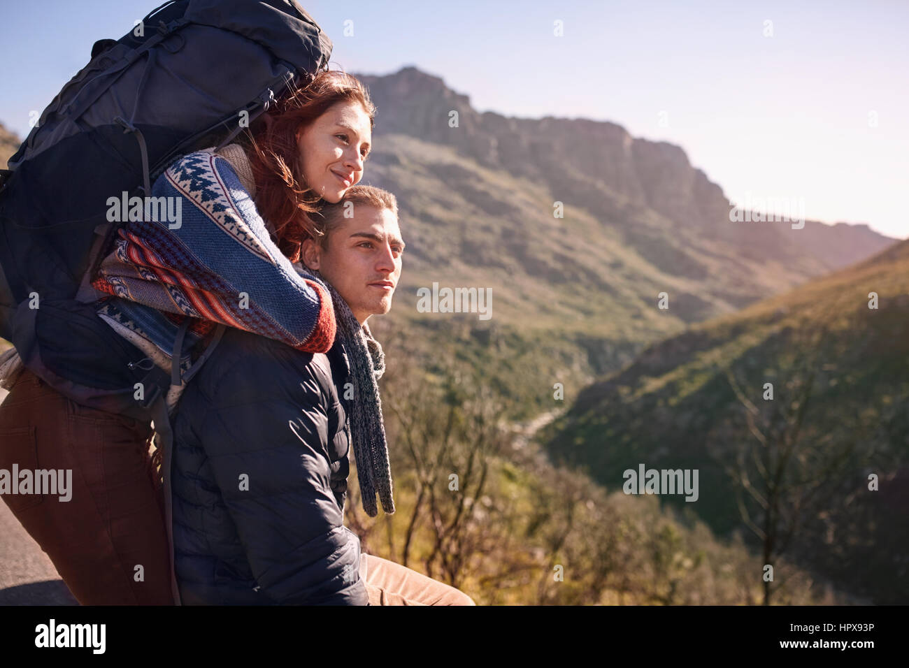 Zärtlich junges Paar mit Rucksack wandern, eine Pause in sonnige Landschaft Stockfoto
