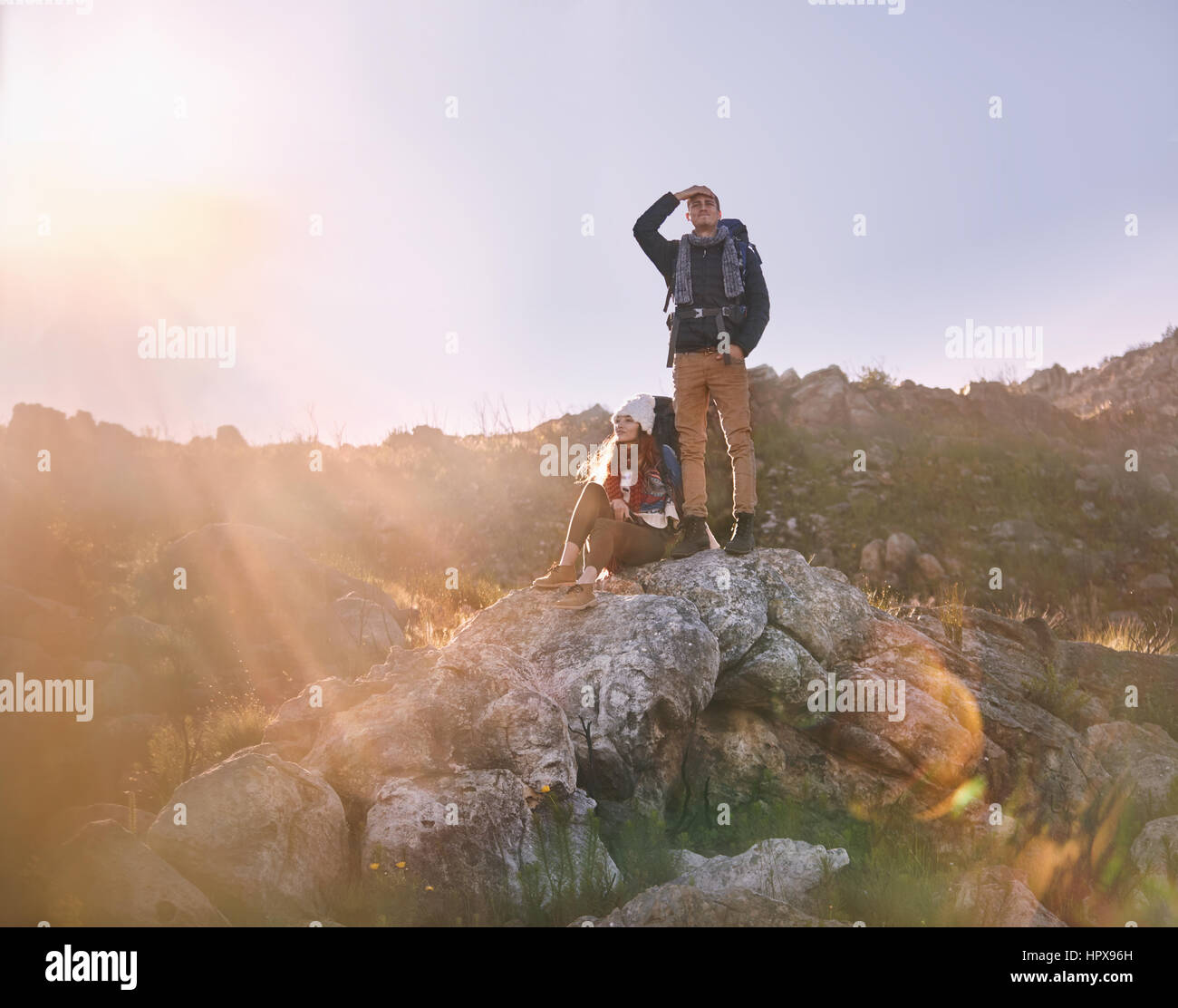 Junges Paar Wandern, auf Felsen steht Stockfoto