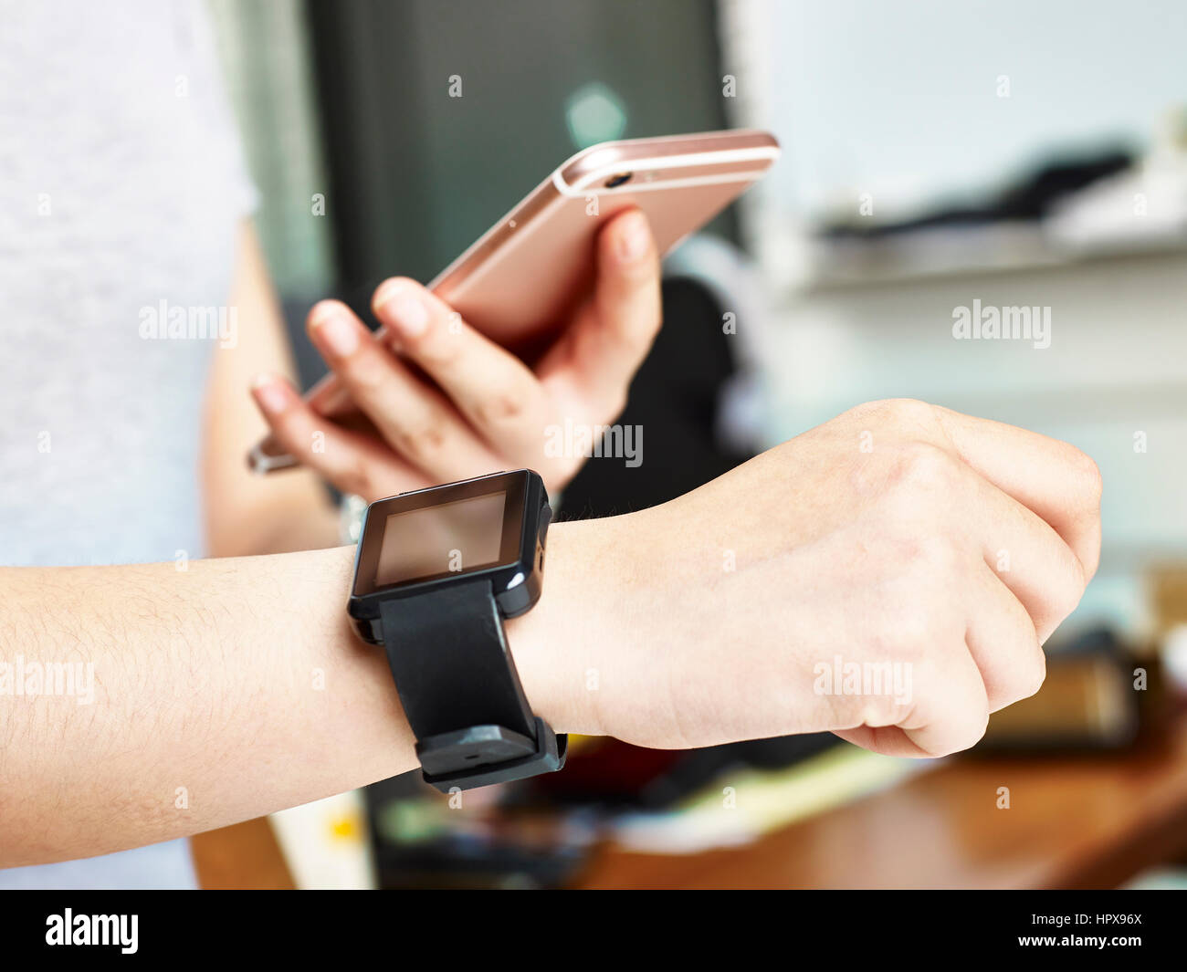 Closeup Aufnahme der Hände einer Frau mit Smartphone und Smartwatch zusammen. Stockfoto