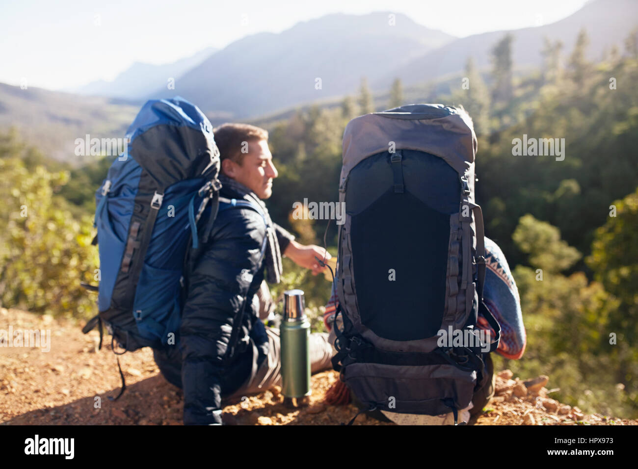 Junges Paar mit Rucksack wandern, eine Kaffee-Pause Stockfoto