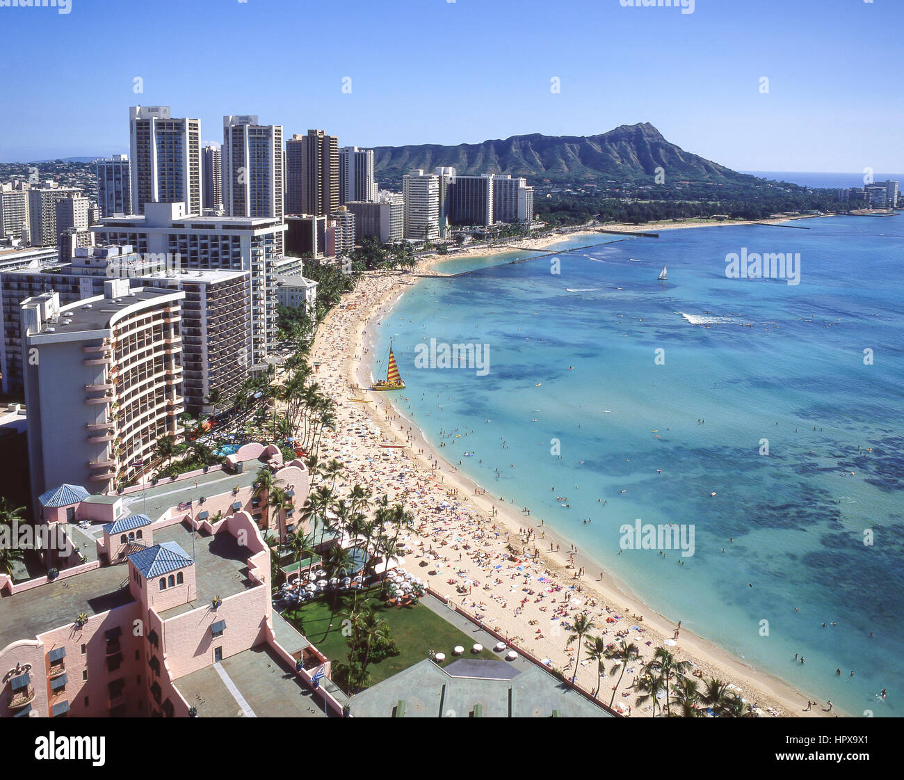 Waikiki Strand mit Blick in Richtung Diamond Head, Honolulu, Oahu, Hawaii, Vereinigte Staaten von Amerika Stockfoto