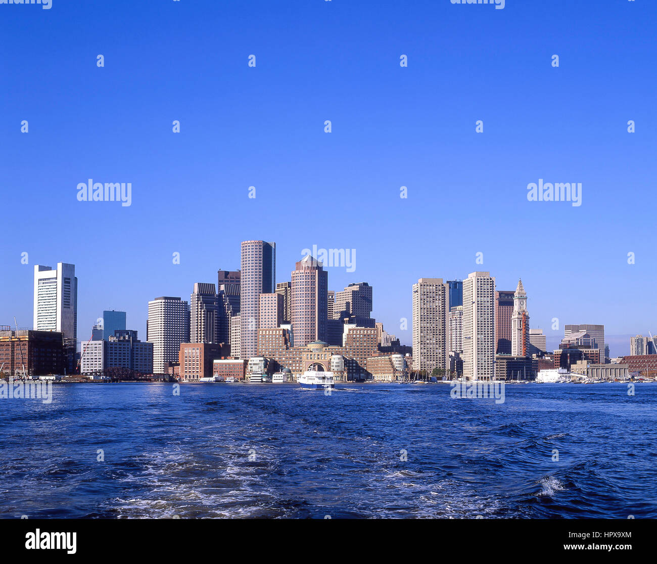 Blick auf die Stadt vom Hafen von Boston, Boston, Massachusetts, Vereinigte Staaten von Amerika Stockfoto