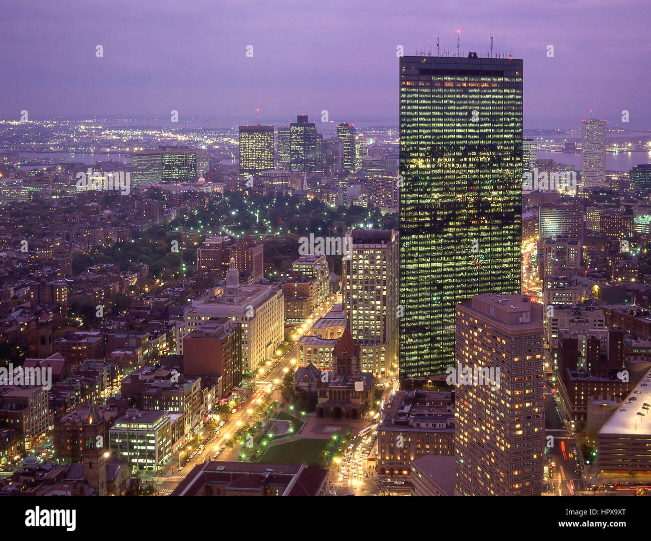 Blick auf die Innenstadt von Stadt in der Abenddämmerung, Boston, Massachusetts, Vereinigte Staaten von Amerika Stockfoto