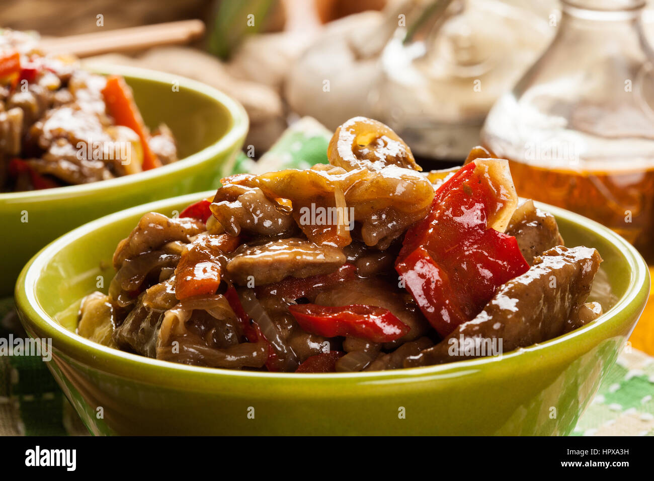 Chinesische klebrige Schweinefleisch Rinderfilet gebraten mit einem süßen und herzhaften Soße mit gekochtem Reis serviert Stockfoto