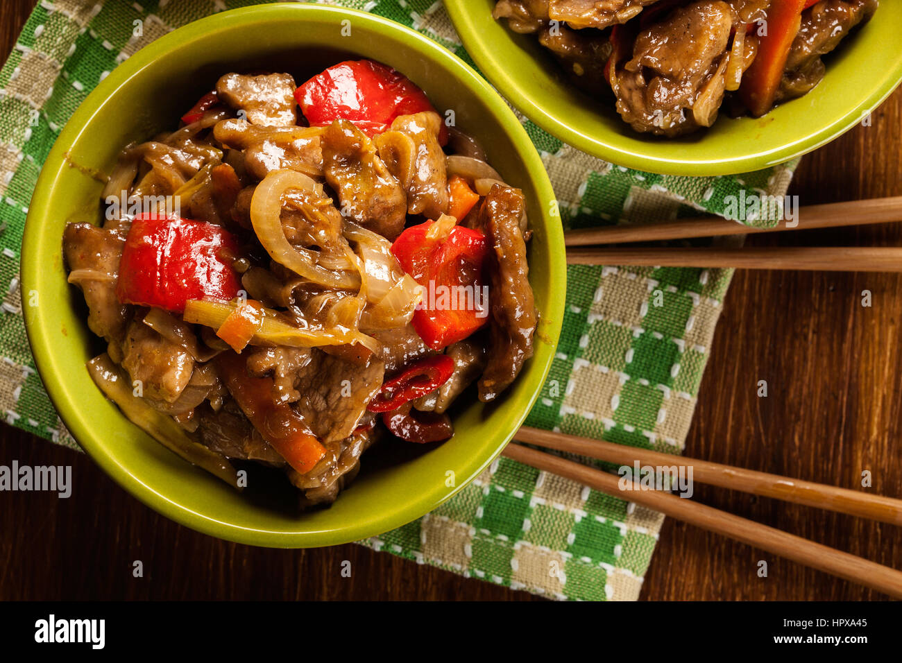 Chinesische klebrige Schweinefleisch Rinderfilet gebraten mit einem süßen und herzhaften Soße mit gekochtem Reis serviert Stockfoto