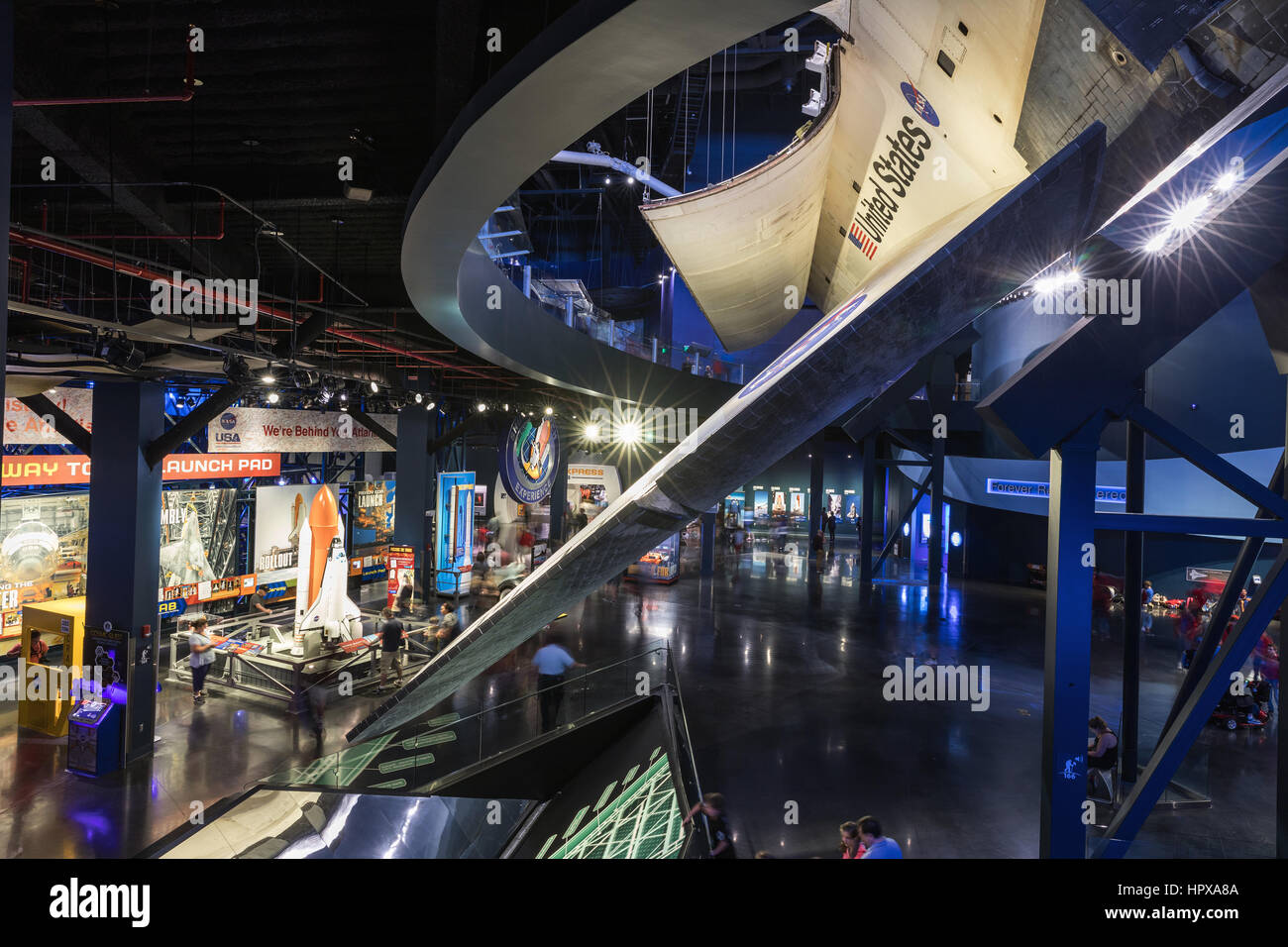 KENNEDY SPACE CENTER, FLORIDA, USA - SEBRUARY 19, 2017: Space Shuttle Atlantis in der Besucher-Komplex des Kennedy Space Centers auf Apollo Saturn V Center Stockfoto