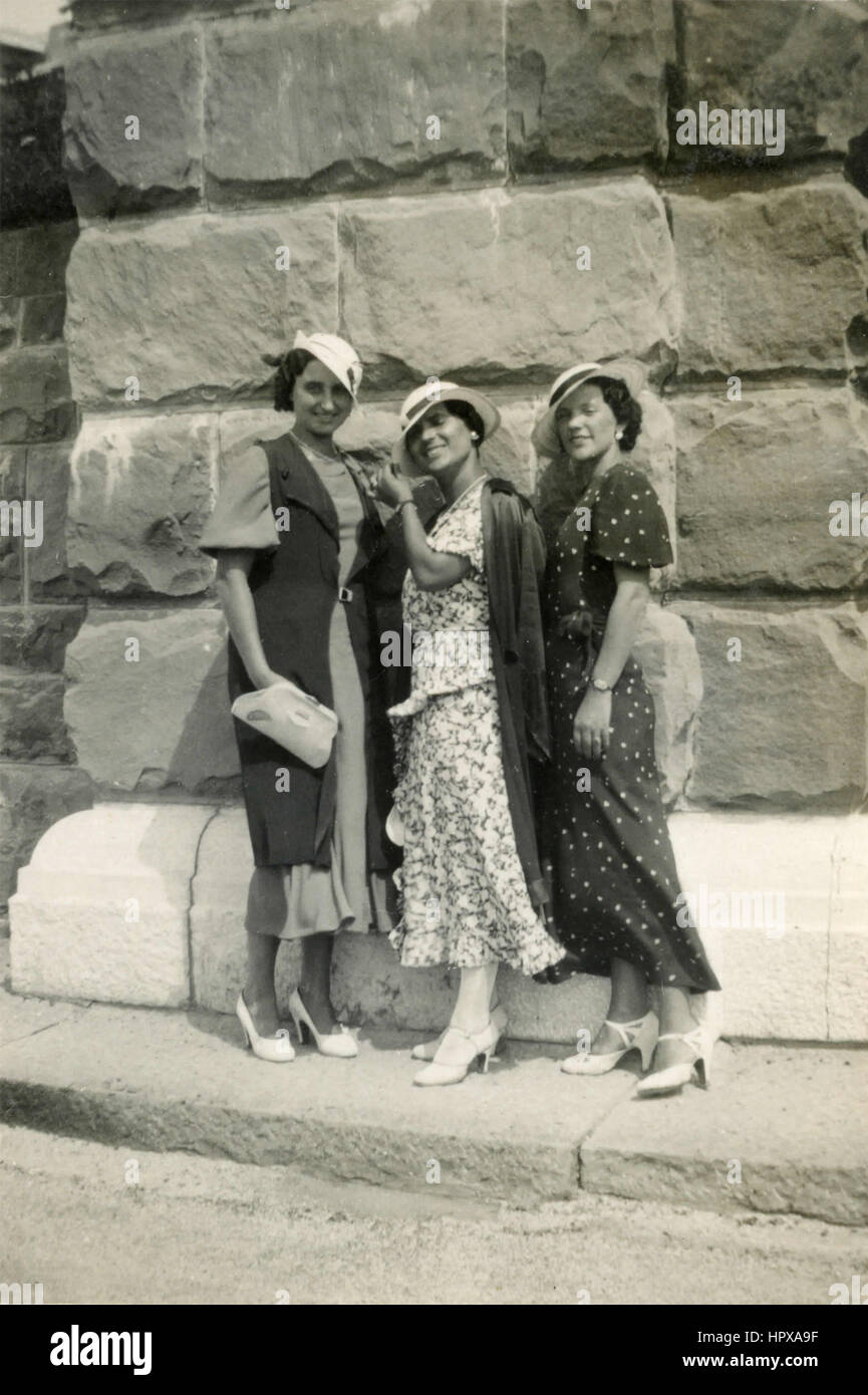 Drei Frauen mit Hüten, Italien Stockfoto