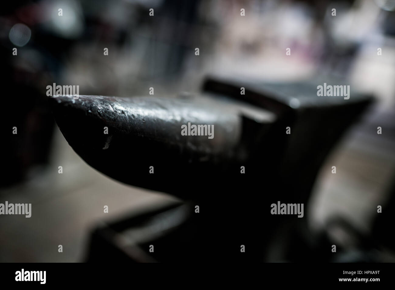 Eine verschwommene Nahaufnahme Schuss von einem Amboss in Werkstatt. Stockfoto