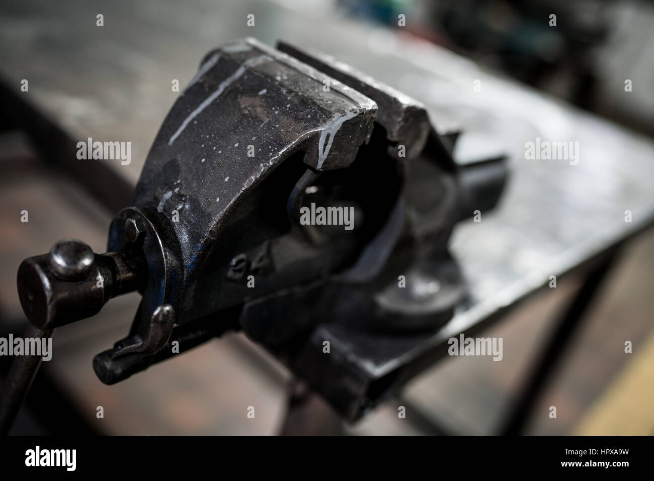 Eine verschwommene Nahaufnahme Schuss von einem Schraubstock in Werkstatt. Stockfoto