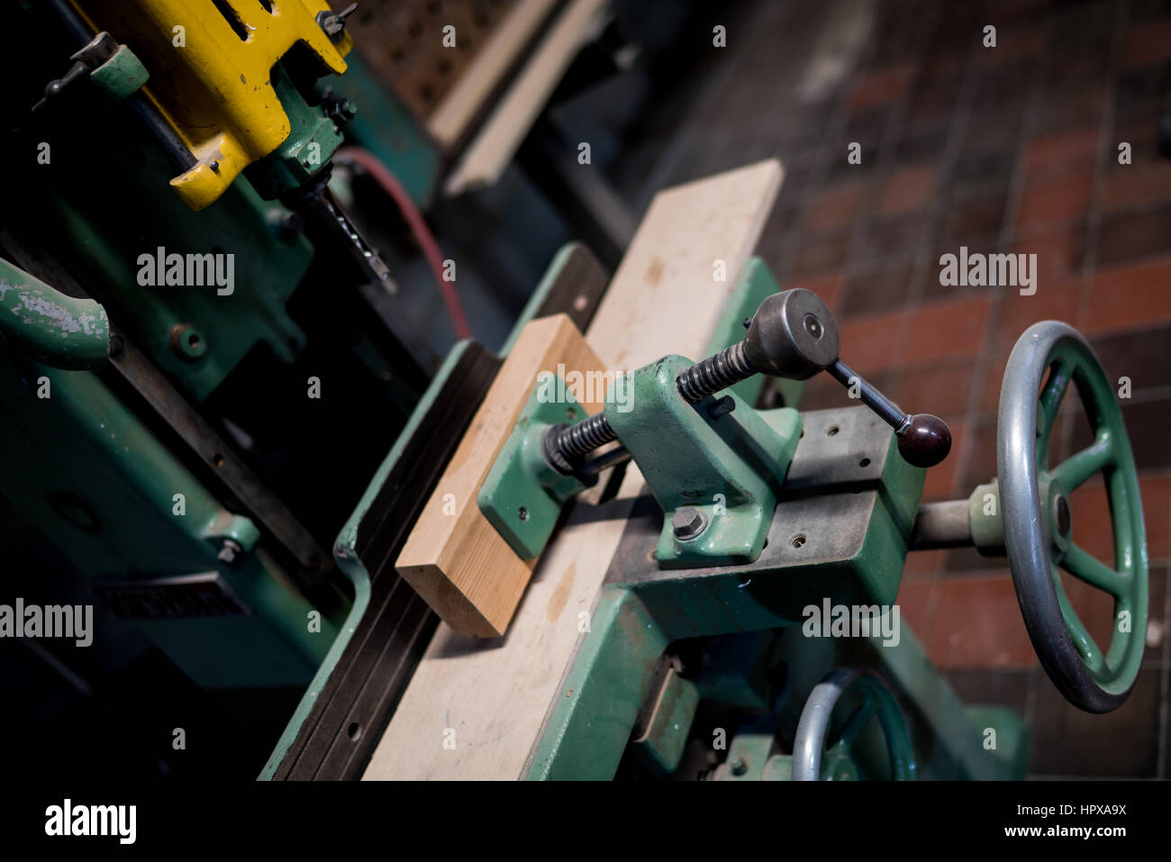 Eine Bohrmaschine und Holz in Klammer. Stockfoto