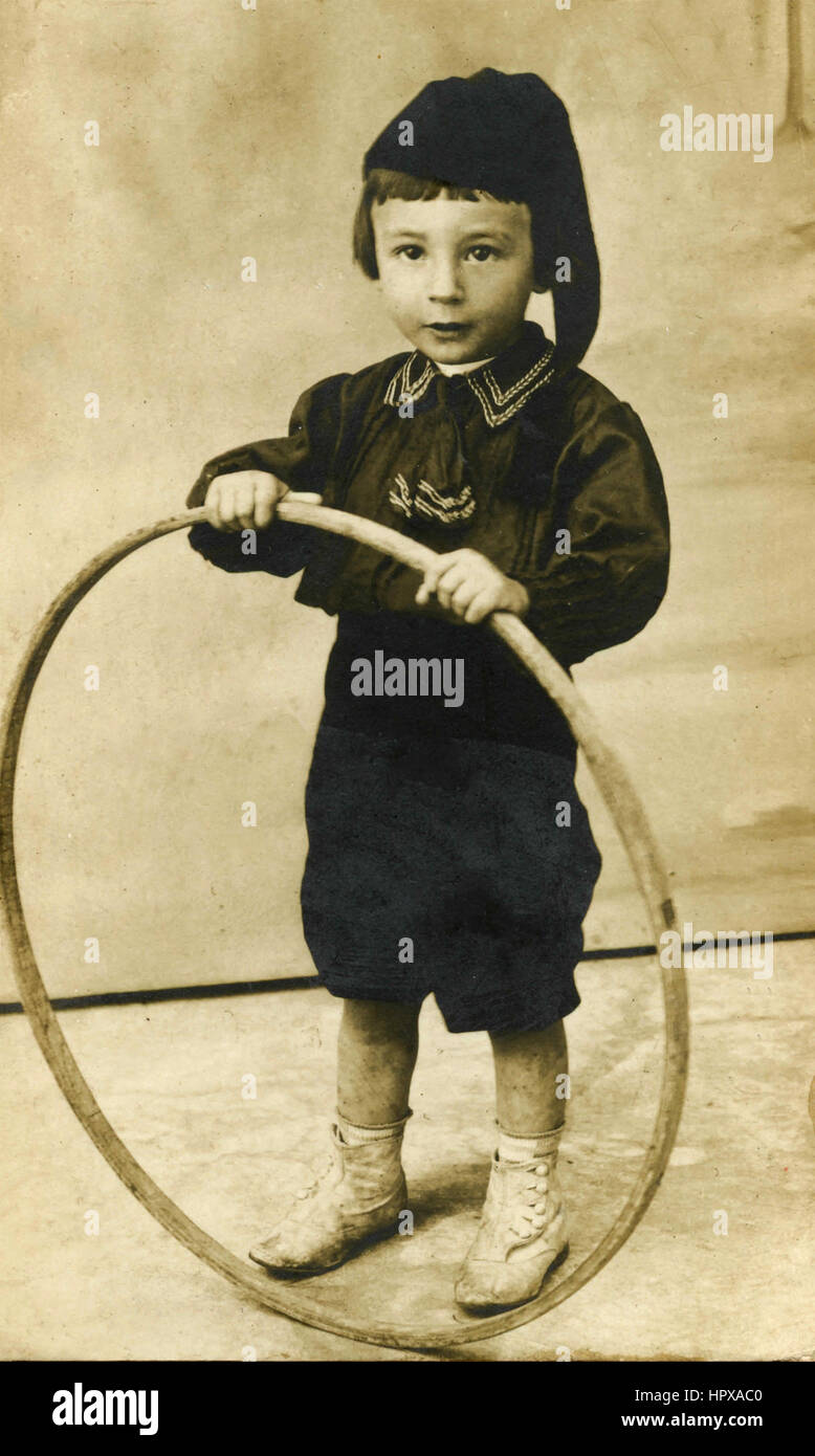 Ein Kind verkleidet mit der faschistischen Uniform der Figli della Lupa (Kinder der Wölfin), Italien Stockfoto