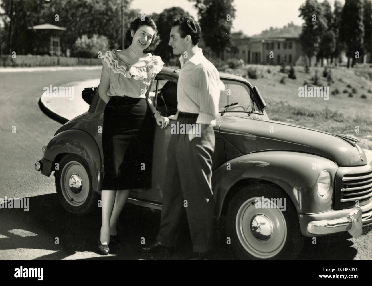 Ein paar neben einem Auto FIAT 500 Topolino, Italien Stockfoto